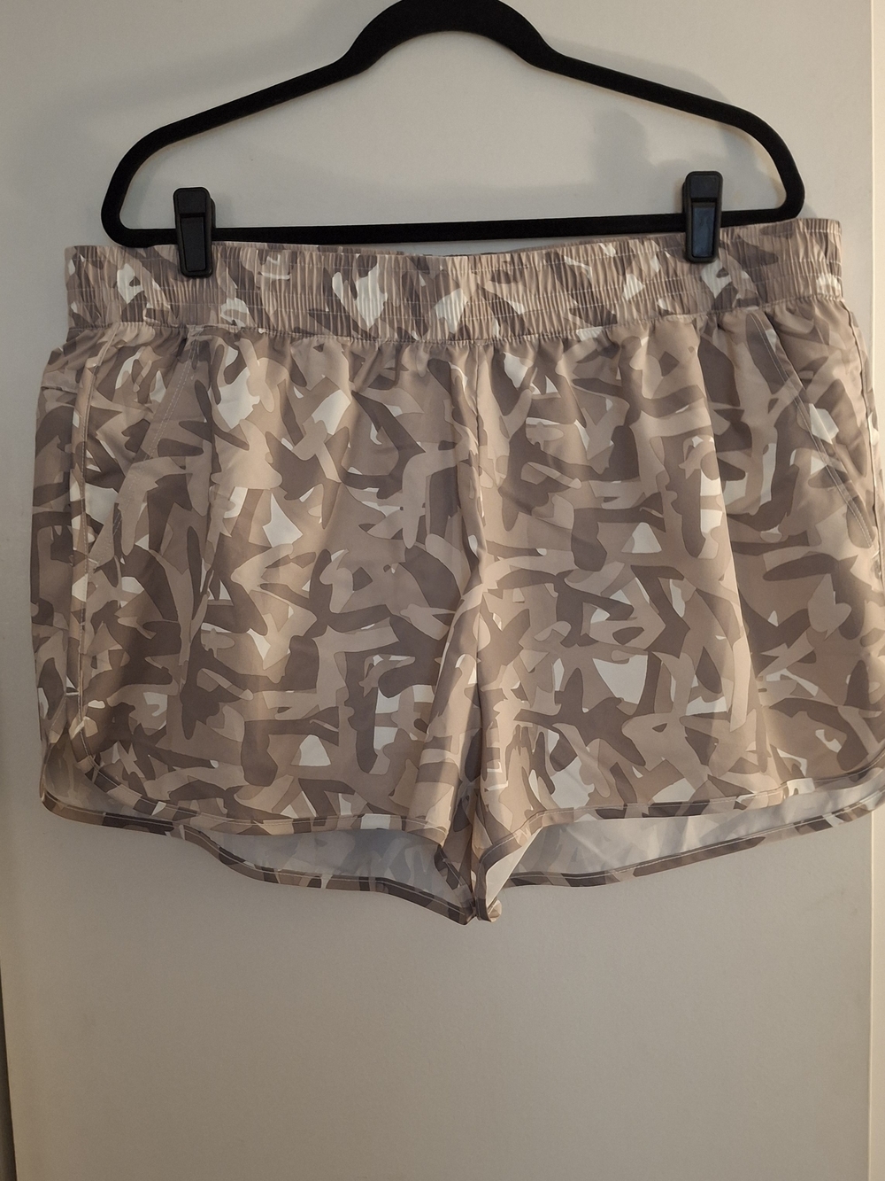 Athletic Works Beige & White Patterned Women's Athletic Shorts